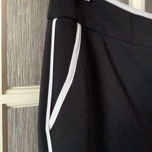 🚺 Calvin Klein size 6 black w/ white trim in a size 6